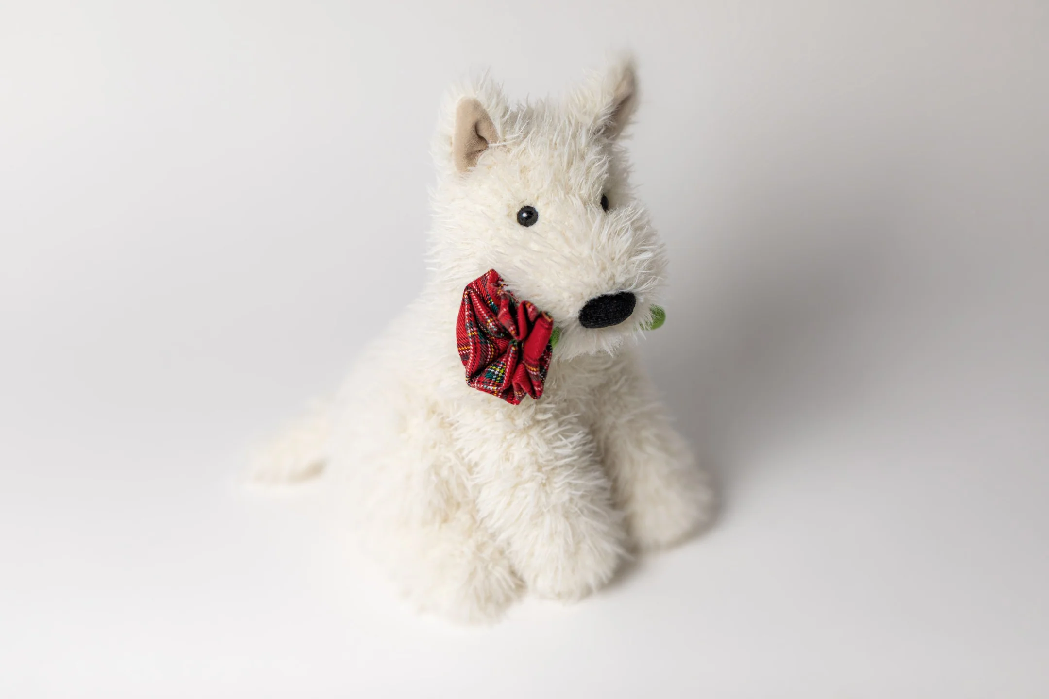 Jellycat Munro Dog Holding Rose - Image 6