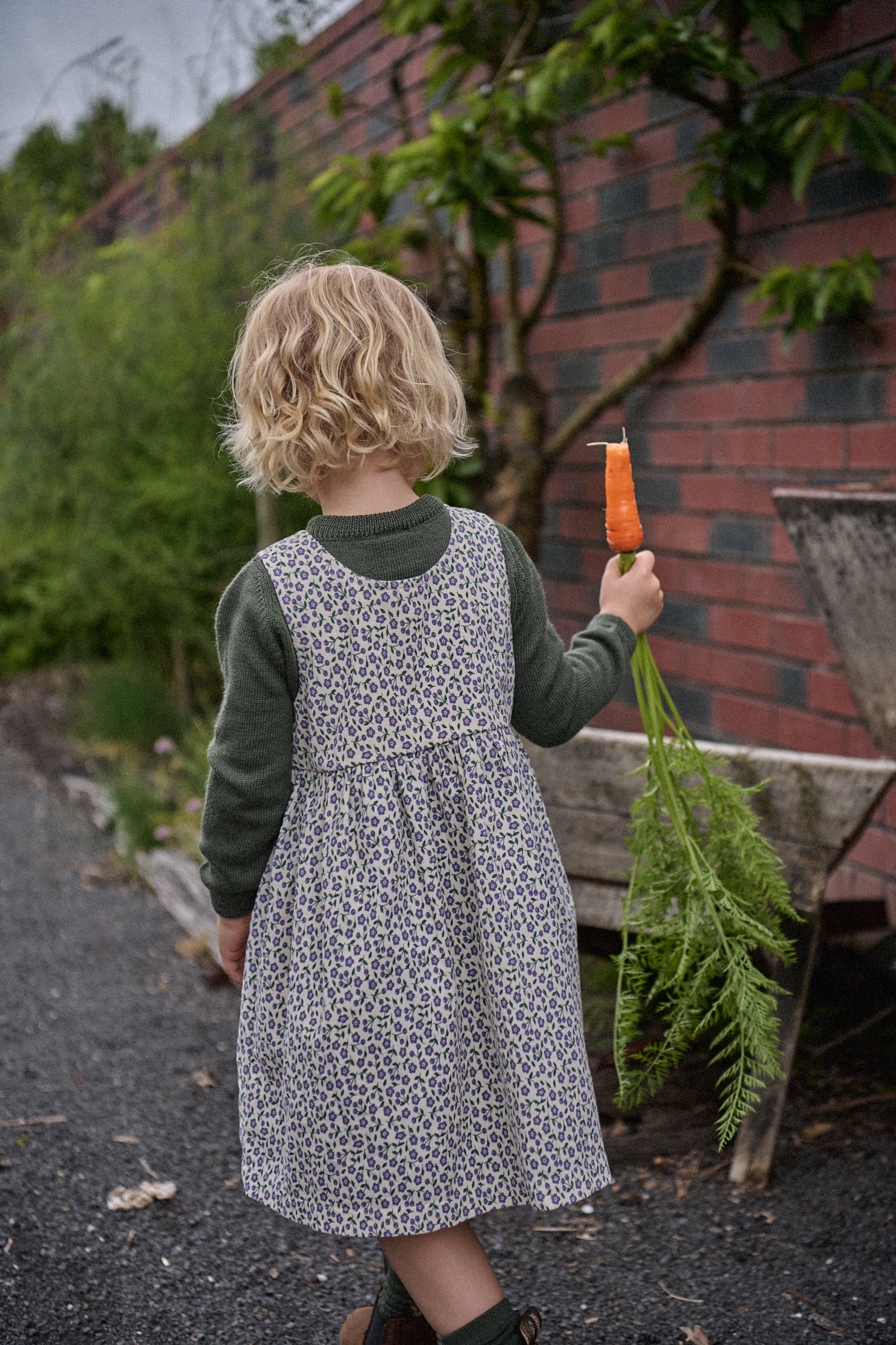 Amelia Pinafore Briarwood Heron Print - Image 5